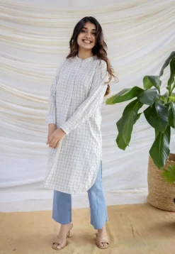 Baani Off White Loose Handwoven Kala Cotton Kurta