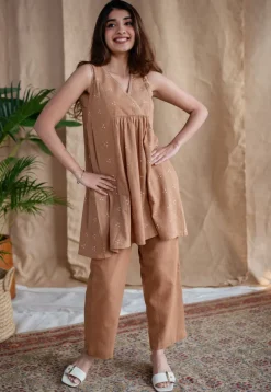Naziah Dabu Slub Cotton Embroidered Top